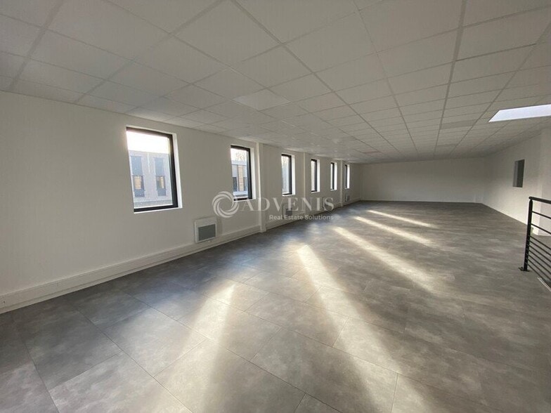 17 Rue Emile Levassor, Les Mureaux to rent - Interior Photo - Image 3 of 12