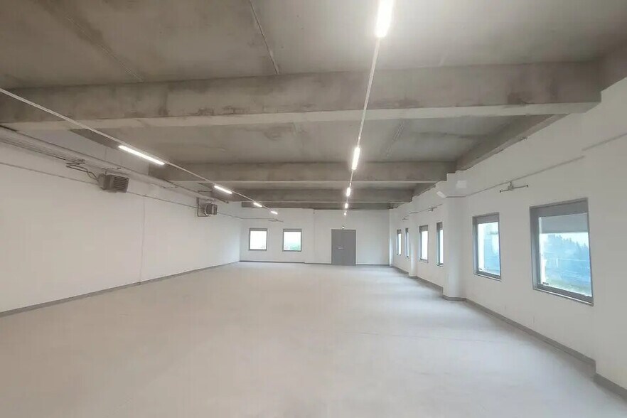Industrial in Saint-Quentin-Fallavier for sale - Building Photo - Image 2 of 21