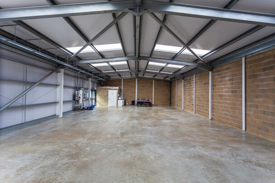 Maybank Business Park, London to rent - Interior Photo - Image 3 of 5