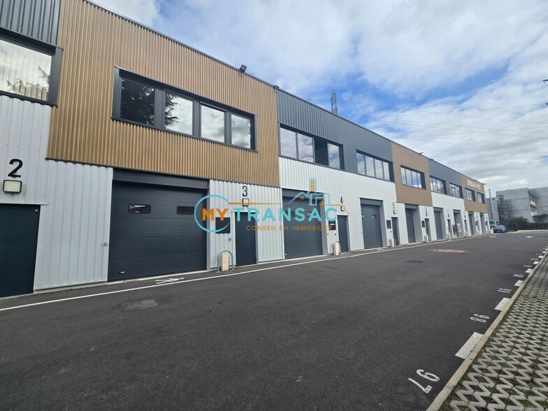 Light Industrial in Neuilly-Plaisance to rent - Building Photo - Image 1 of 3