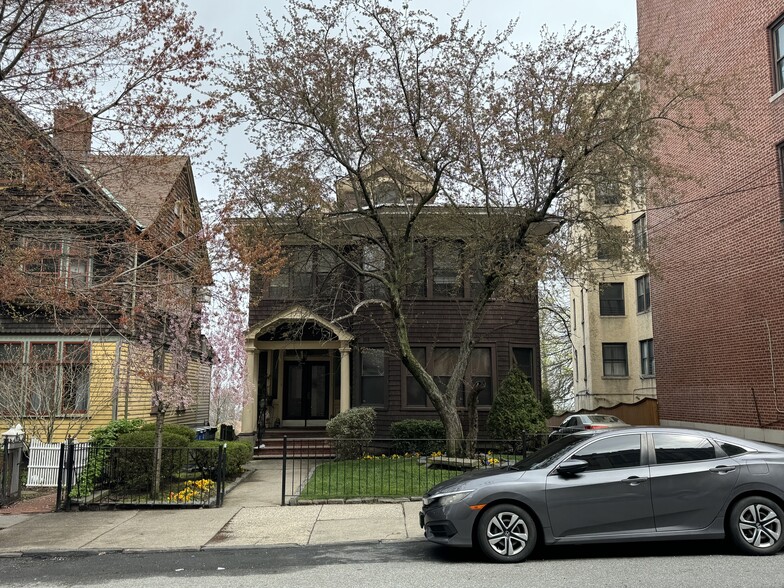 135 Saint Marks Pl, Staten Island, NY for sale - Primary Photo - Image 1 of 5