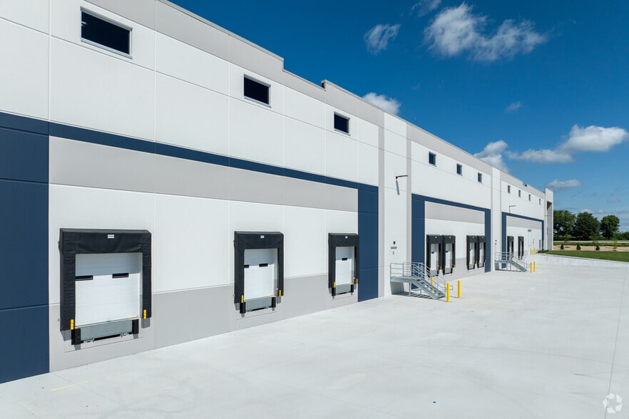 1401 N. Kirk Road, Batavia, IL to rent - Building Photo - Image 2 of 12