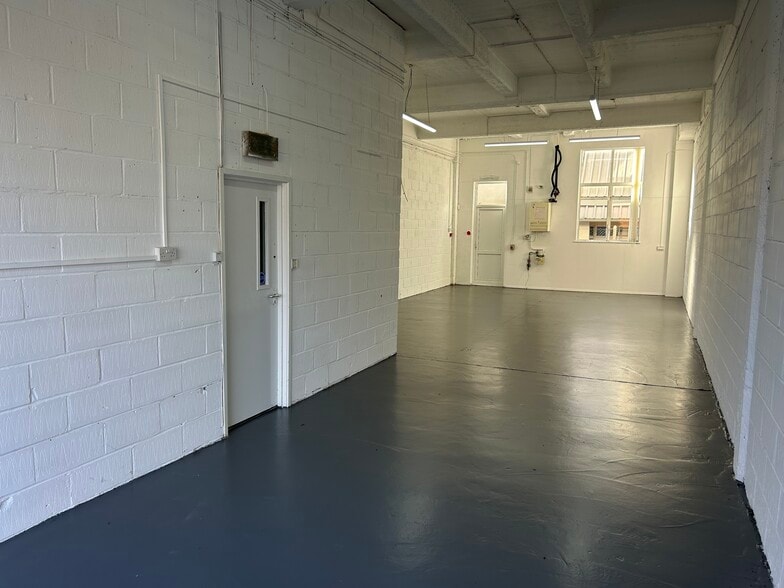 131 Aurelia Rd, Croydon to rent - Building Photo - Image 3 of 8