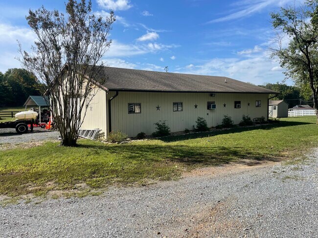 More details for 782 Candlers Mountain Rd, Rustburg, VA - Light Industrial to Rent