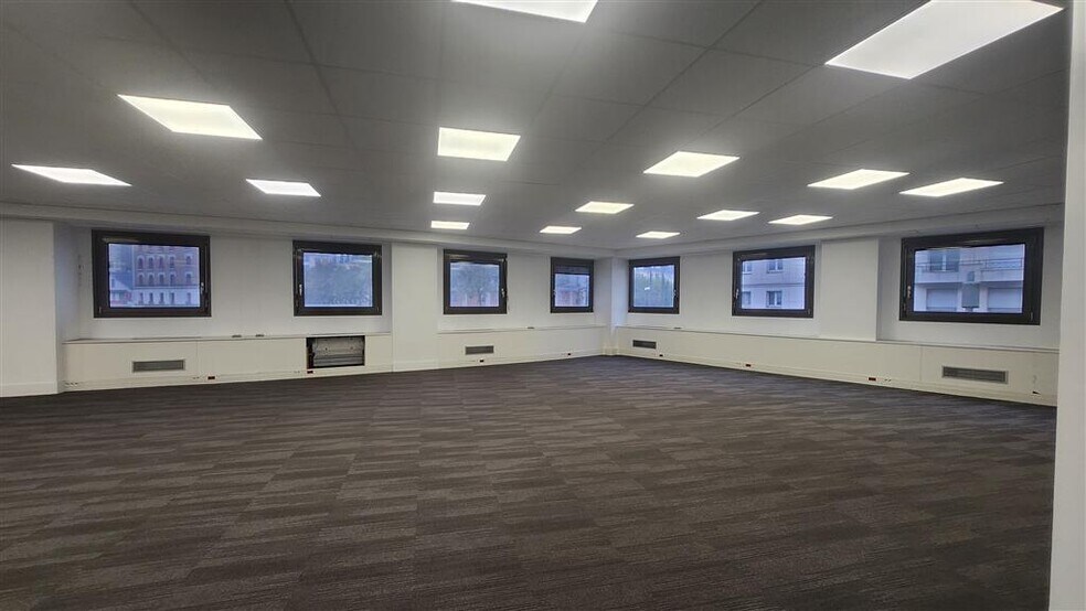 Office in La Garenne-Colombes to rent - Building Photo - Image 3 of 8