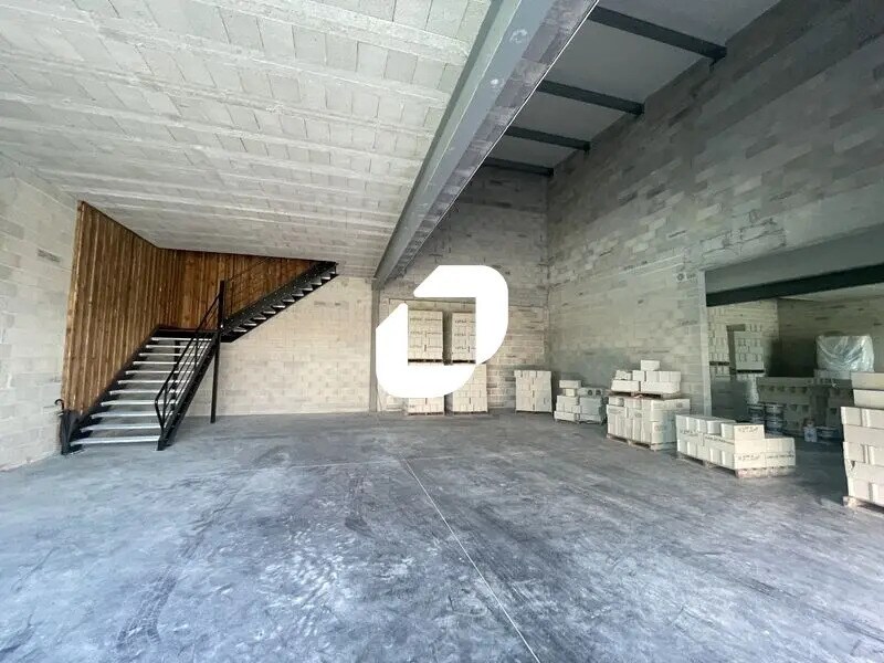 Retail in SAINT-JEAN-D'ILLAC to rent Interior Photo- Image 1 of 10