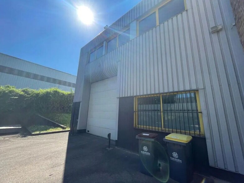 Industrial in Buc to rent - Building Photo - Image 1 of 8