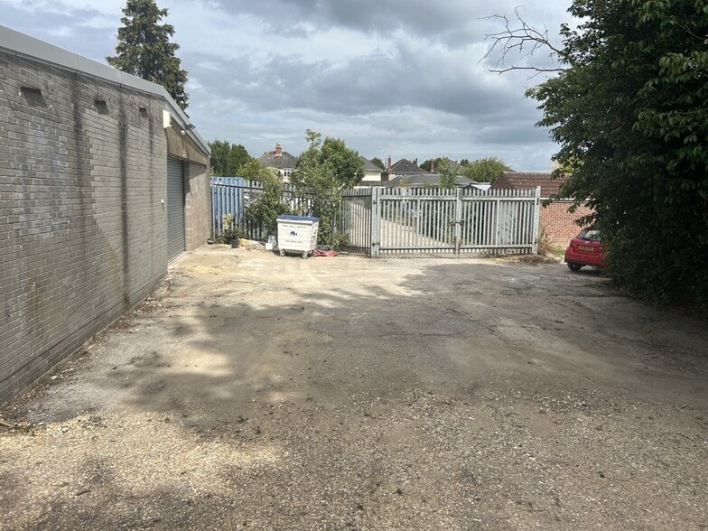 36-38 Thornhill Park Rd, Southampton to rent - Building Photo - Image 3 of 3