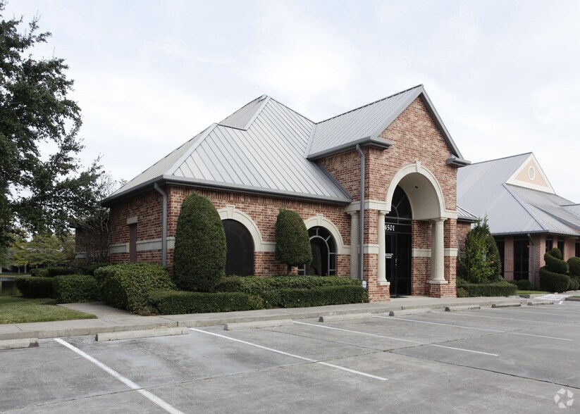 4501 Sweetwater Blvd, Sugar Land, TX for rent - Primary Photo - Image 1 of 2