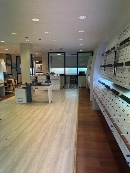 Retail in Strasbourg to rent - Interior Photo - Image 3 of 8