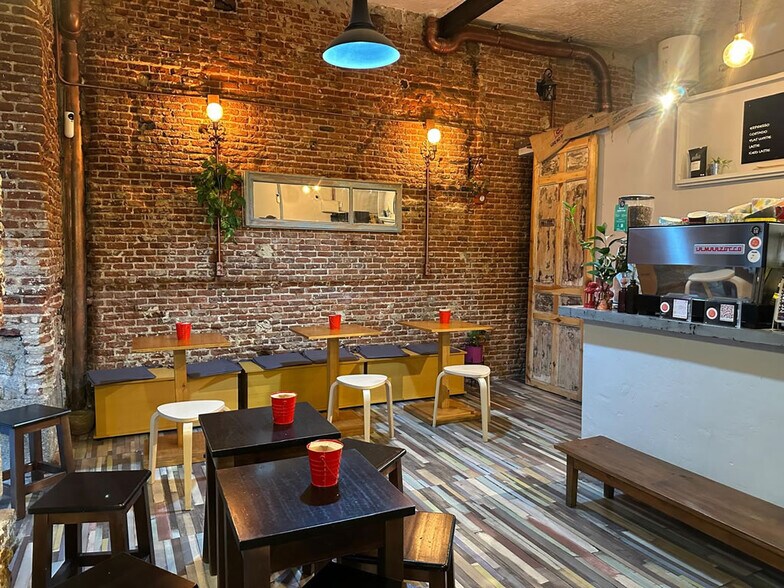 Retail in Madrid, Madrid to rent - Building Photo - Image 1 of 6