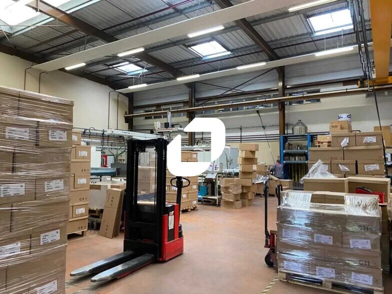 Light Industrial in Cergy to rent - Interior Photo - Image 2 of 10