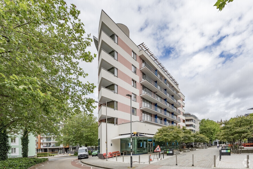 Cathedral Walk, Bristol to rent - Primary Photo - Image 1 of 5