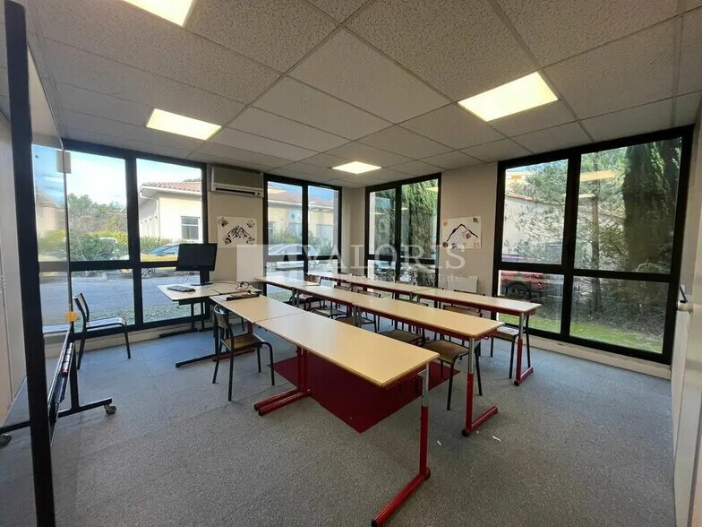 Office in to rent - Building Photo - Image 3 of 14