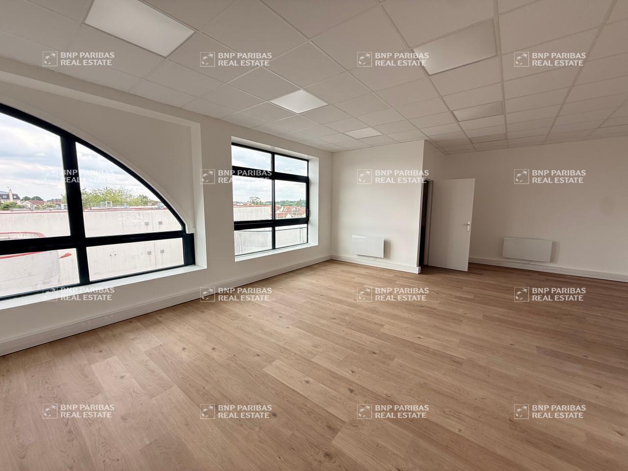 Office in Pontault-Combault to rent Interior Photo- Image 1 of 7