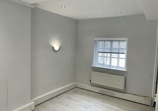 12-14 High St, Petersfield to rent Interior Photo- Image 1 of 3