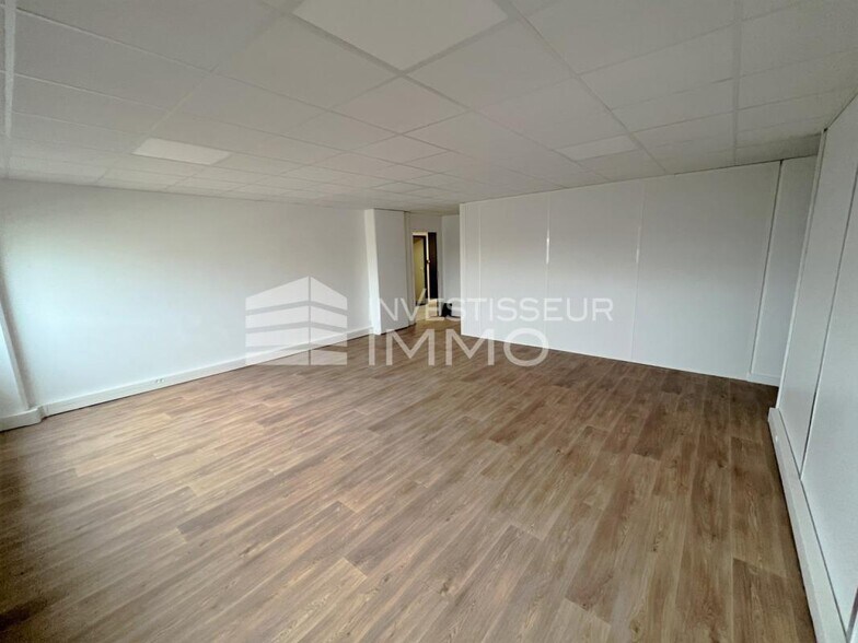 Office in Courbevoie for sale - Interior Photo - Image 2 of 12