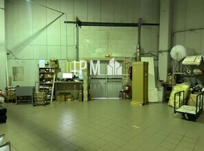 Retail in Aubagne to rent Interior Photo- Image 2 of 3