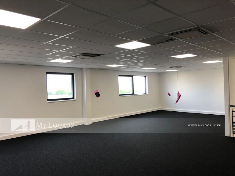 Industrial in Le Thillay to rent - Interior Photo - Image 3 of 7