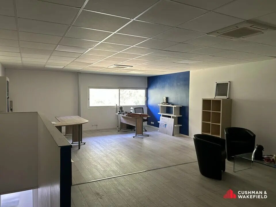 Location Local d'activités 215 m² - Photo 1