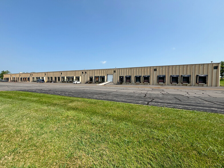 8801-8845 Seeger Industrial Dr, Berkeley, MO for rent - Building Photo - Image 2 of 5