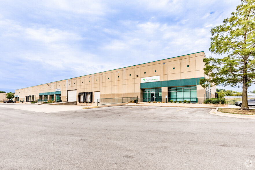 400-460 NW Parkway Dr, Riverside, MO for rent - Primary Photo - Image 1 of 6