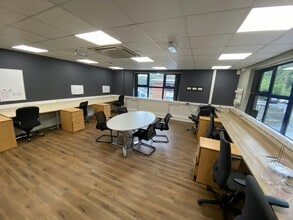 5 Clayton Wood Ct, Leeds to rent Interior Photo- Image 2 of 2