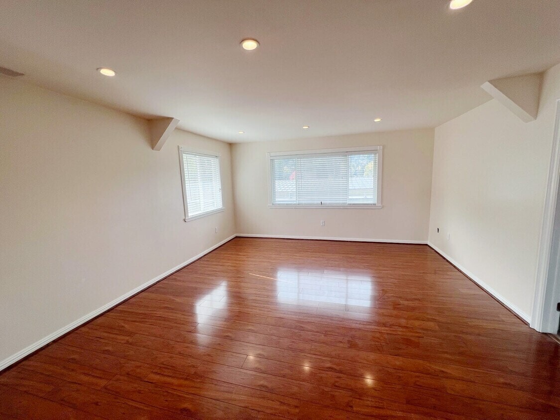 101 Casa Buena Dr, Corte Madera, CA to rent Interior Photo- Image 1 of 2