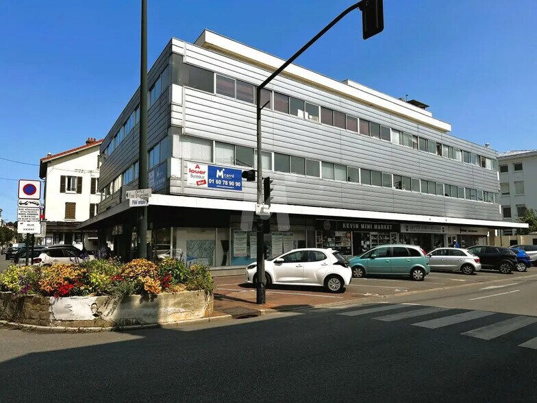 Office in Corbeil-Essonnes to rent - Building Photo - Image 1 of 10