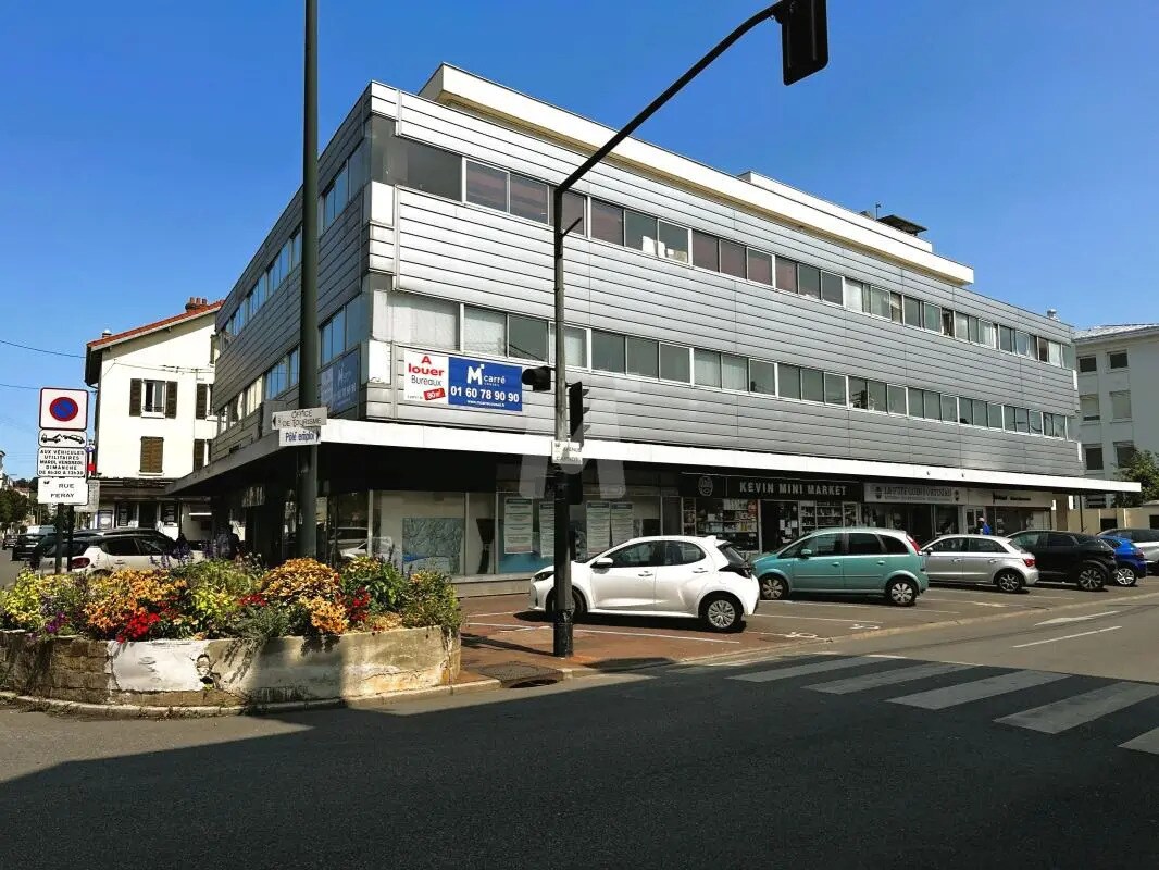 Office in Corbeil-Essonnes to rent Building Photo- Image 1 of 11