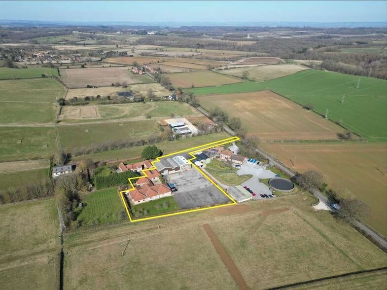10 Holmes Crescent, York for sale - Building Photo - Image 3 of 8