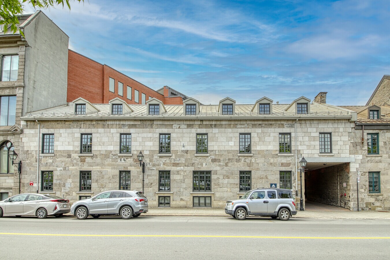 321 Rue de la Commune O, Montréal H2Y 2E1 UK