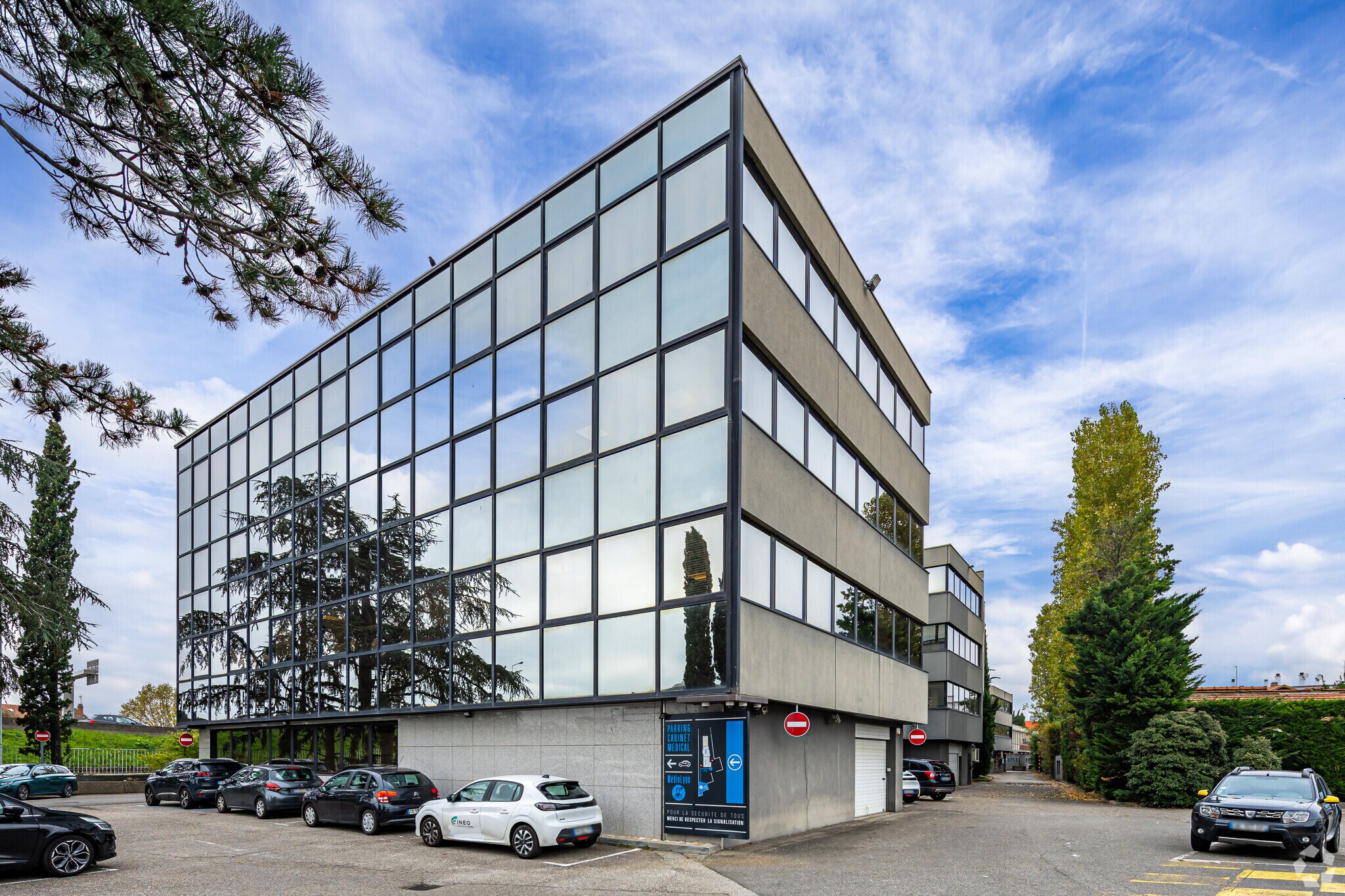 Office in Villeurbanne to rent Primary Photo- Image 1 of 4