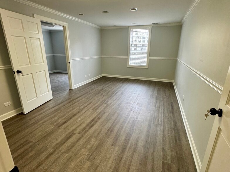 1624 W Colonial Pky, Palatine, IL to rent - Building Photo - Image 3 of 8