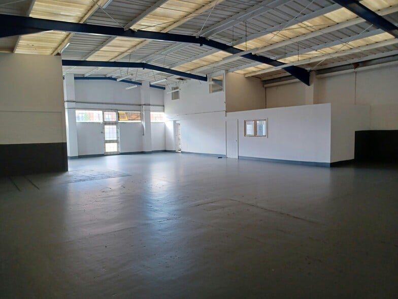 17-35 Loverock Rd, Reading to rent - Building Photo - Image 2 of 5