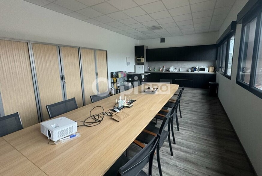 115 Rue Gustave Eiffel, Meyzieu to rent - Interior Photo - Image 3 of 9