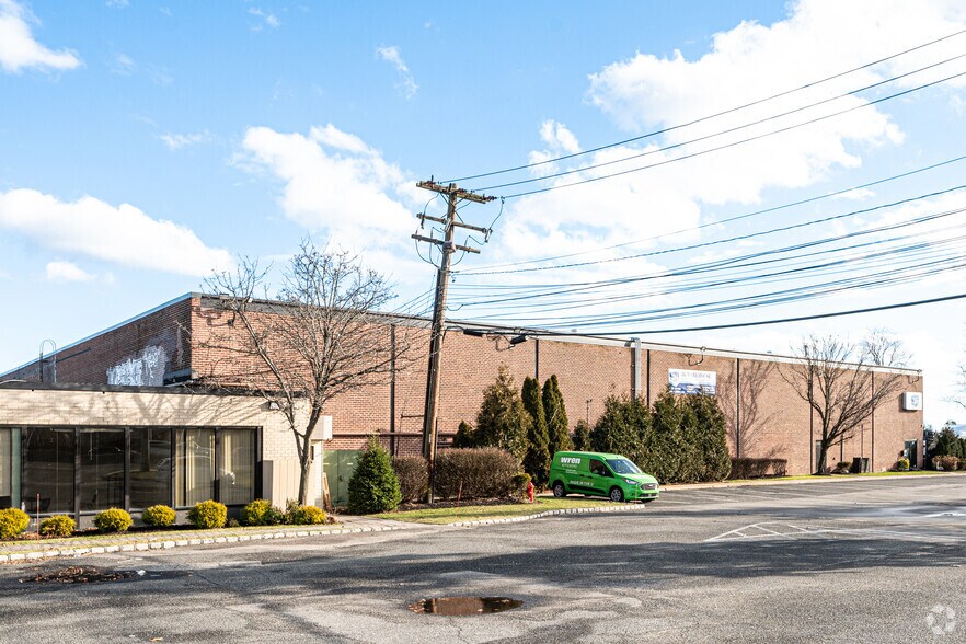 565 Broadhollow Rd, Farmingdale, NY for rent - Primary Photo - Image 2 of 7