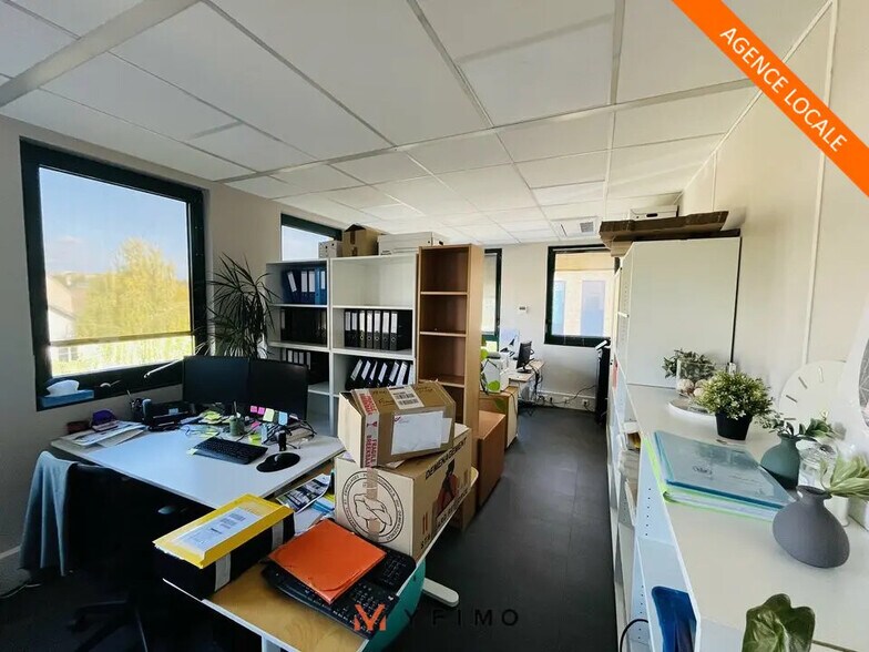 Office in Saint-Germain-en-Laye to rent - Interior Photo - Image 1 of 4