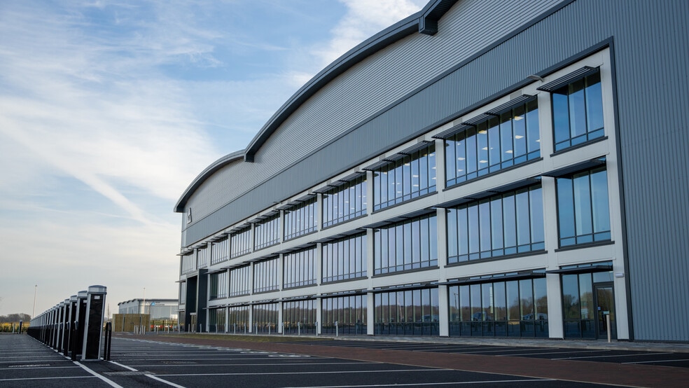 Coventry Rd, Rugby to rent - Building Photo - Image 2 of 4