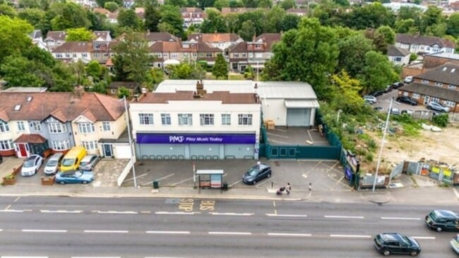More details for 10-14 Eastern Ave E, Romford - Retail to Rent