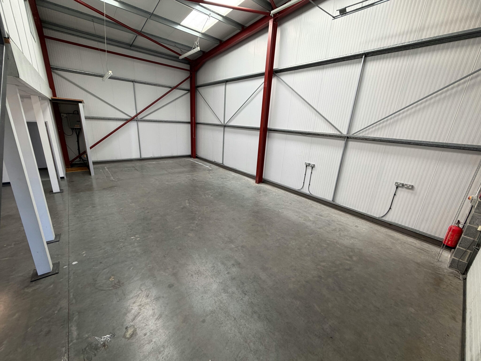 Newbury Rd, Kingsclere to rent Building Photo- Image 1 of 4