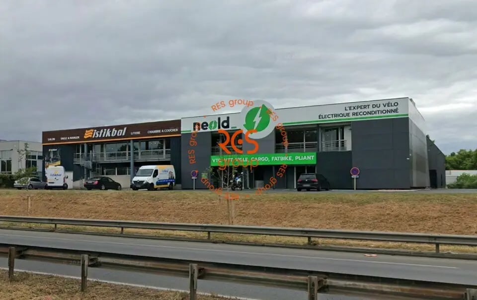 Location Commerce 1 200 m² - Photo 1