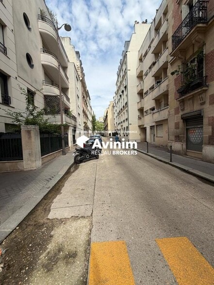 Retail in Paris to rent - Building Photo - Image 1 of 3