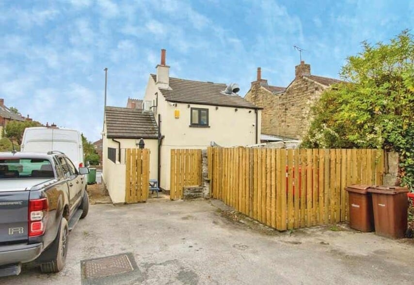 55 Lake Lock Rd, Wakefield for sale - Building Photo - Image 2 of 4