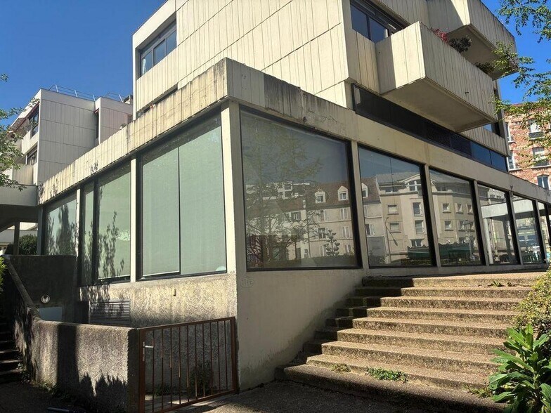 Retail in Sevres for sale - Building Photo - Image 1 of 9