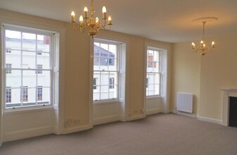 42 Clarence St, Cheltenham to rent Interior Photo- Image 1 of 7