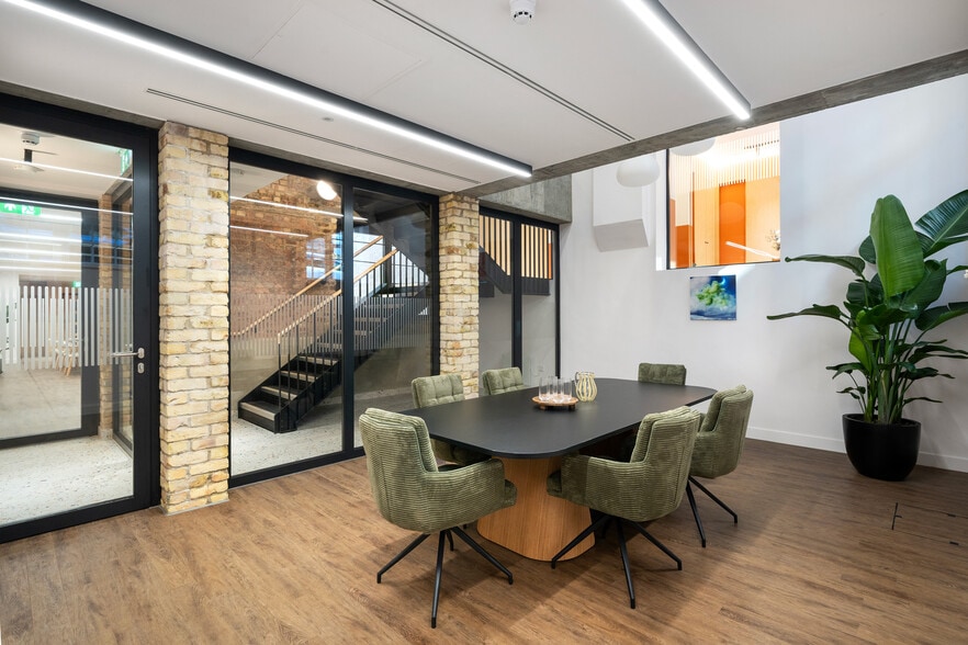 2 Bentinck Mews, London to rent - Interior Photo - Image 2 of 14
