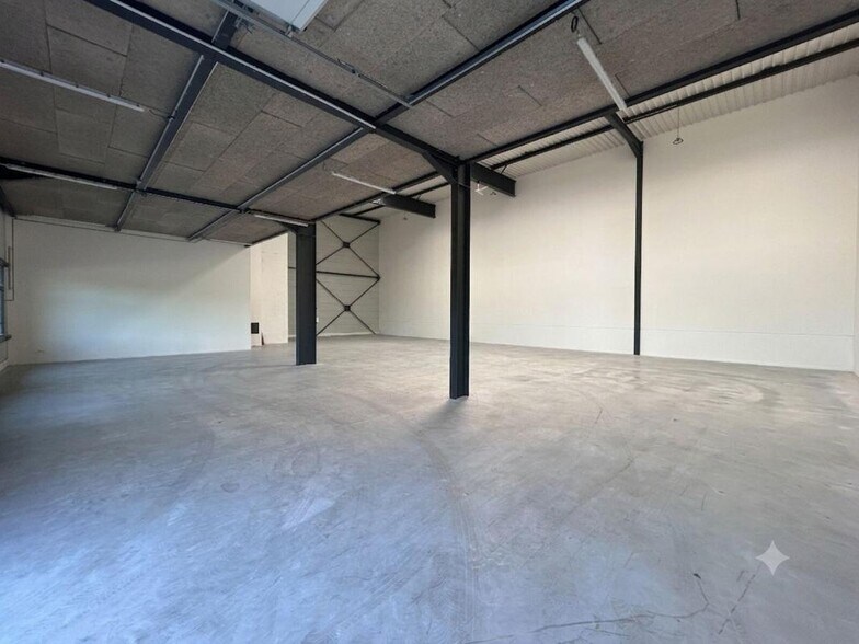 25 Route De Lyon, Saint-Priest to rent - Building Photo - Image 3 of 10