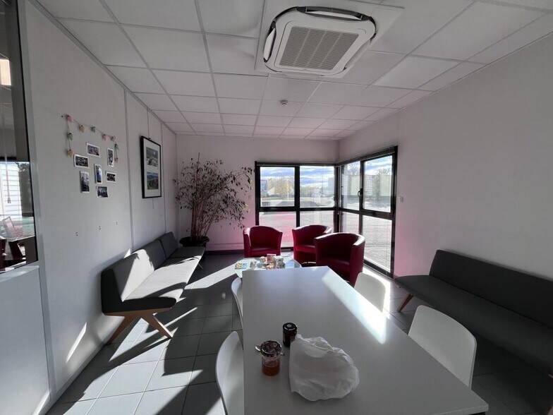 5 Rue Jacques De Vaucanson, Mions to rent - Interior Photo - Image 2 of 8