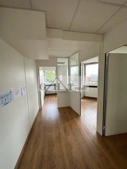 Office in Montreuil to rent - Interior Photo - Image 2 of 12